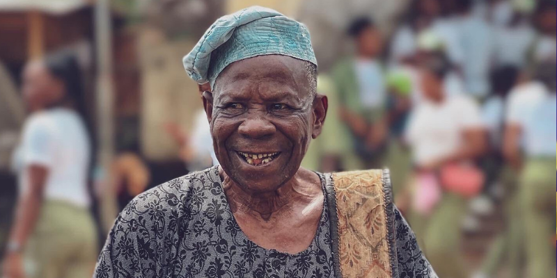 Heartwarming scenes as corps member sells ‘Baba Onilu’ pictures as NFT