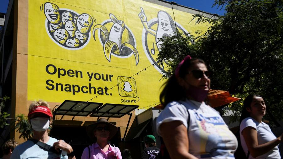 Techmeme: Sources: Snap is exploring plans to let NFT artists showcase their designs as augmented reality filters on Snapchat; the test will start at the end of August (Hannah Murphy/Financial Times)