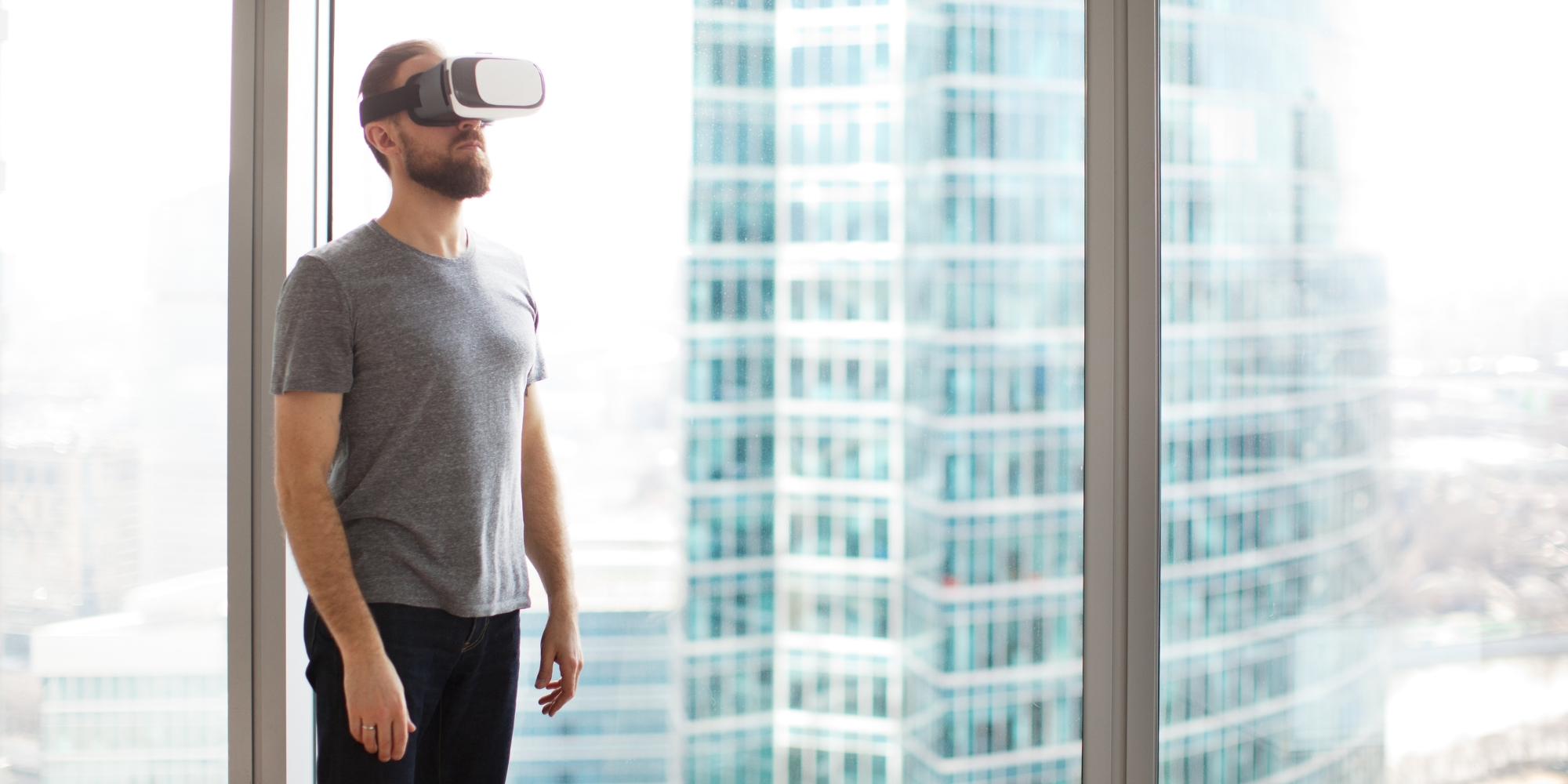 What is the difference between Virtual reality (VR) and augmented reality (AR) design?