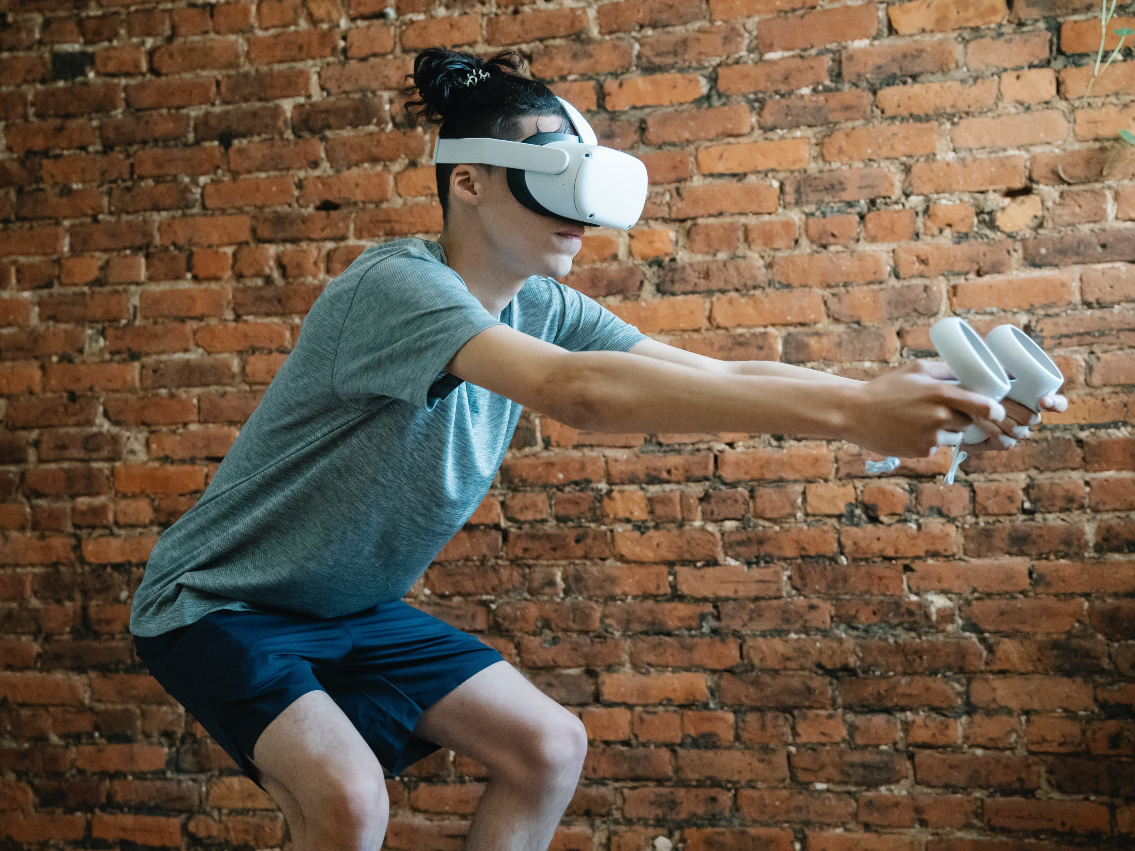JMIR Serious Games - Differences in Brain Activity and Body Movements Between Virtual Reality and Offline Exercise: Randomized Crossover Trial