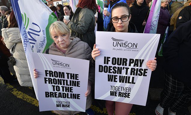 Student nurses will get a quarter of their practical training using virtual reality in new shake-up | Daily Mail Online