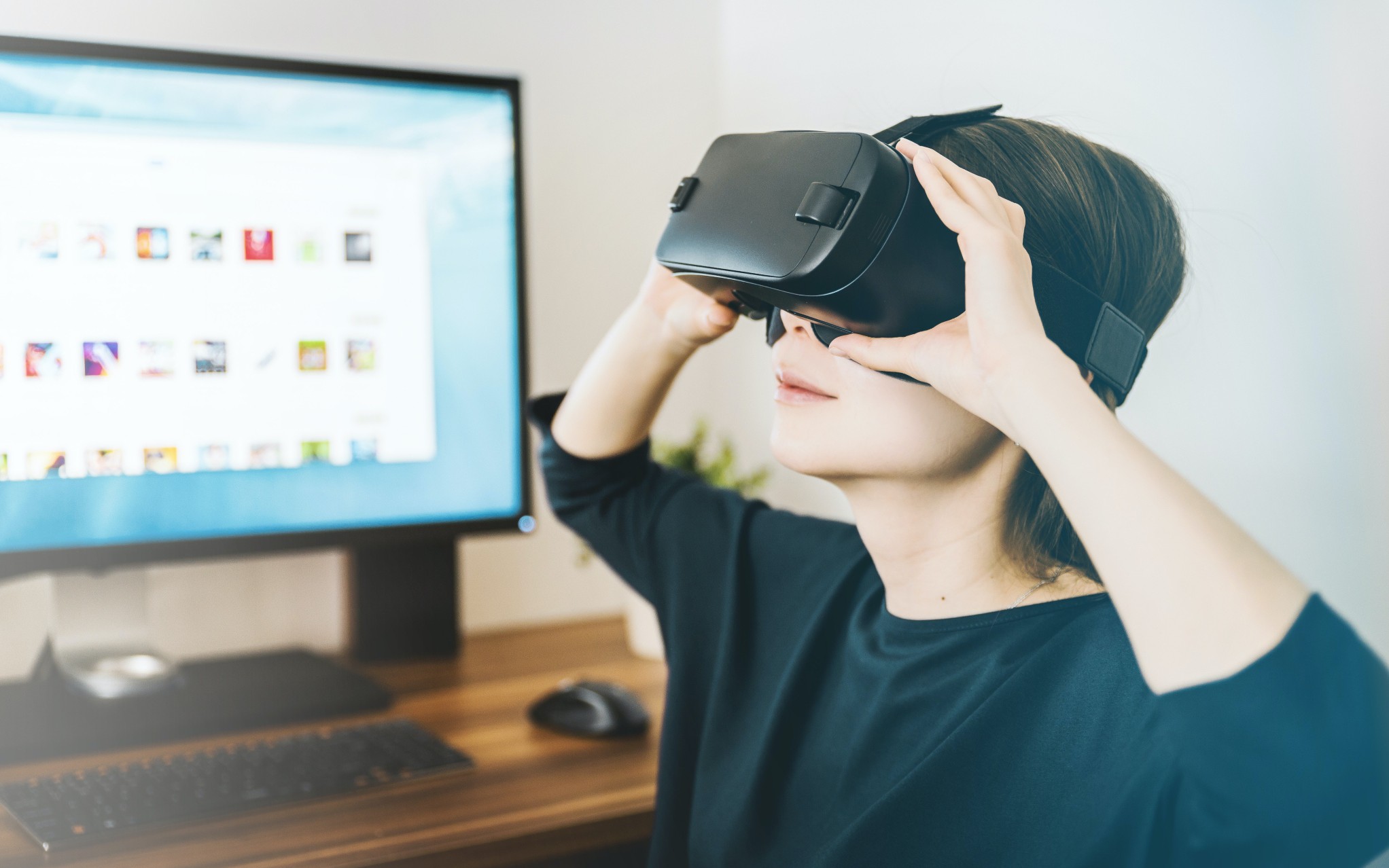 How Does Augmented Reality (AR) Differ From Virtual Reality (VR)? - DZone