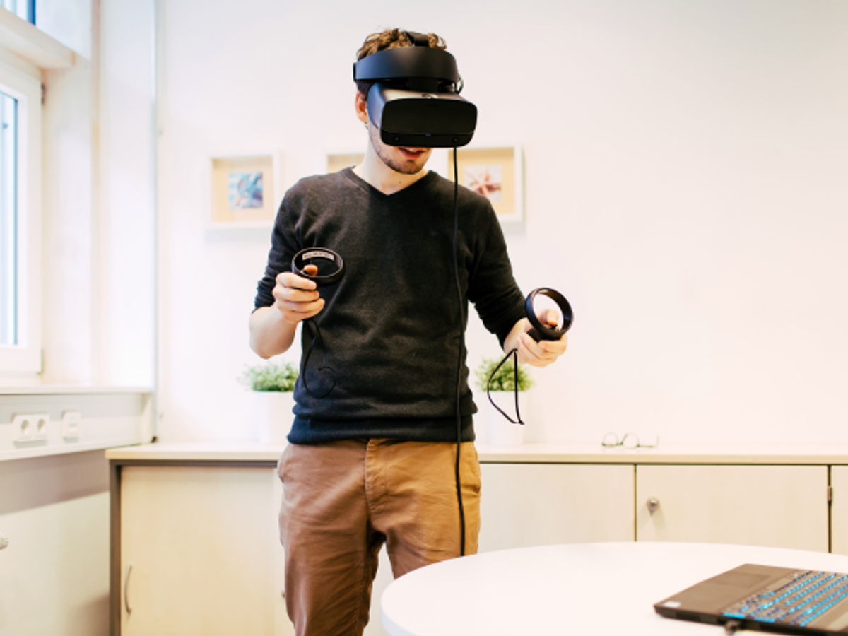 Virtual Reality for Emergency Medicine Training in Medical School: Prospective, Large-Cohort Implementation Study